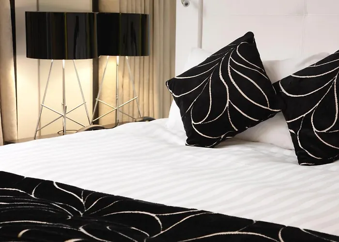 Standard Queen Room Disability Access